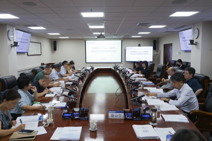 校学术委员会主任韩震